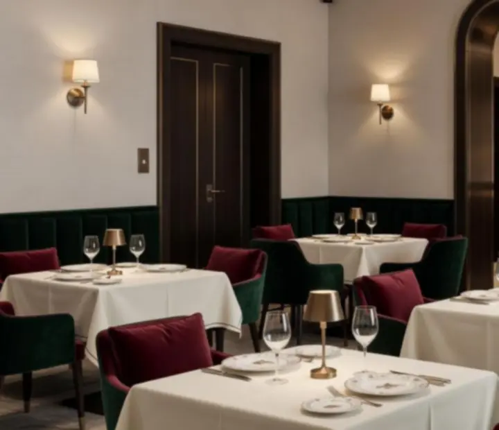 Elegáns kaszinói étterem belső tér meleg esti megvilágításban